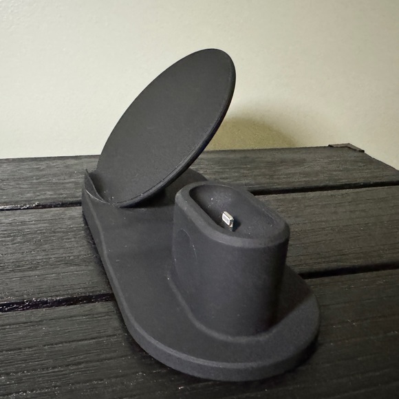 SWISSTEK 3-in-1 charging station for Apple IPhone, AirPods and Apple Watch - Picture 4 of 7